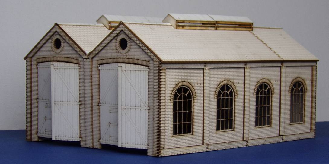 B 00-15 OO gauge modular engine shed Fully modular and customisable engine shed. With use of extension parts from the industrial series it is possible to extend this engine shed's width and length to suit your needs. Please see the leaflet under 